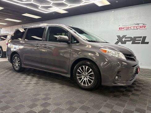 Used 2019 Toyota Sienna XLE w/ XLE Navigation Package FWD image 2