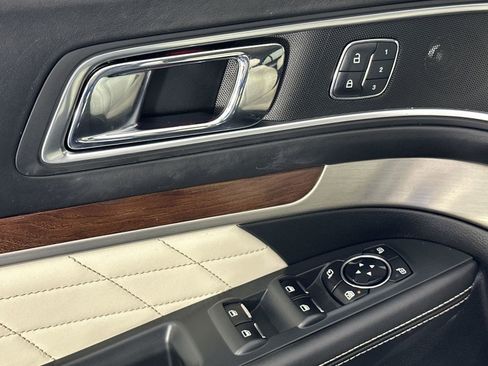 Used 2016 Ford Explorer Platinum image 17