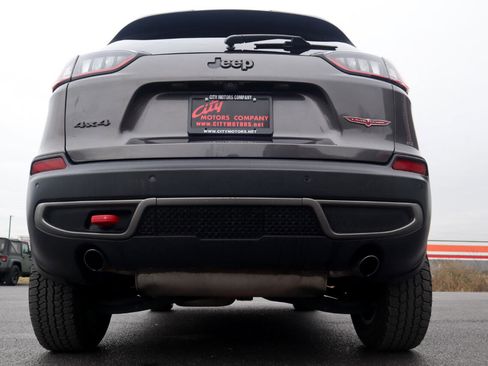 Used 2019 Jeep Cherokee Trailhawk image 9