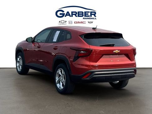 Used 2024 Chevrolet Trax LS w/ LS Convenience Package FWD image 3