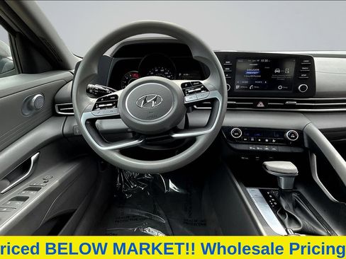 Used 2022 Hyundai Elantra SEL w/ Cargo Package FWD image 9