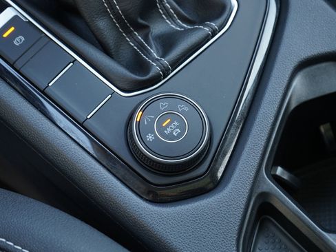 Used 2024 Volkswagen Taos SE image 29