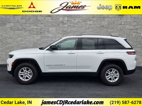 Used 2023 Jeep Grand Cherokee Laredo w/ Luxury Tech Group I AWD/4WD image 2