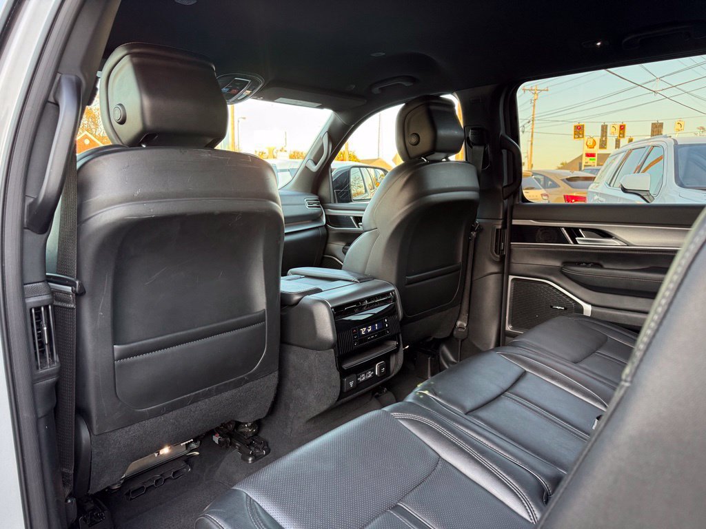 Used 2025 Jeep Wagoneer Series II w/ 8-Passenger Seating Package AWD/4WD image 26