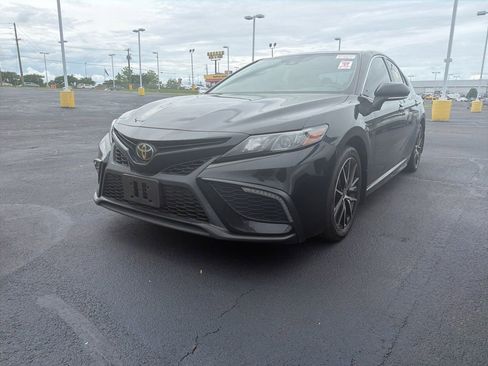 Used 2022 Toyota Camry SE FWD image 1