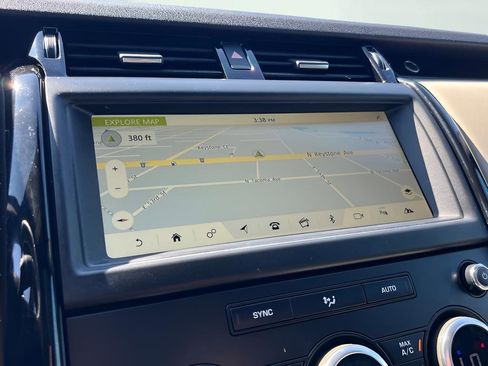 Used 2018 Land Rover Discovery SE image 54