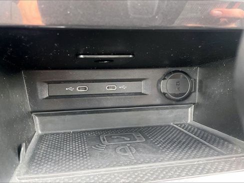 Used 2024 Volkswagen Tiguan SE image 33