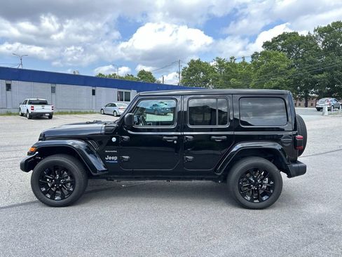 Used 2022 Jeep Wrangler Unlimited Sahara w/ Cold Weather Group AWD/4WD image 2