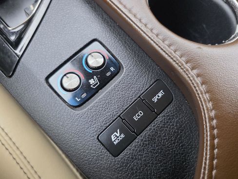 Used 2018 Toyota Avalon Limited image 19