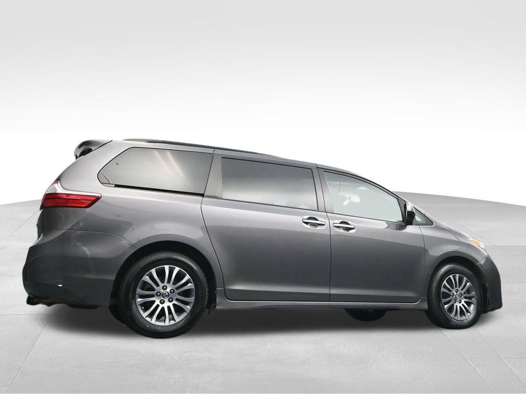 Used 2018 Toyota Sienna XLE w/ XLE Navigation Package FWD image 39