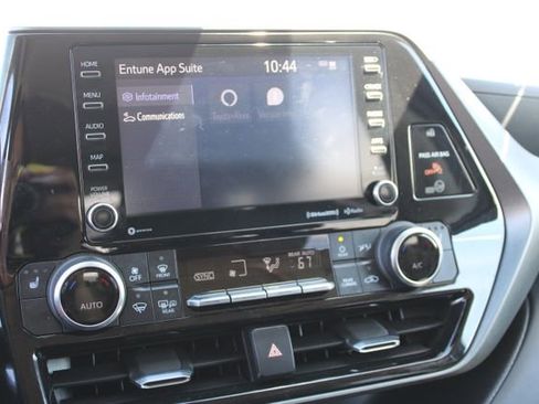 Used 2022 Toyota Highlander XLE AWD/4WD image 28