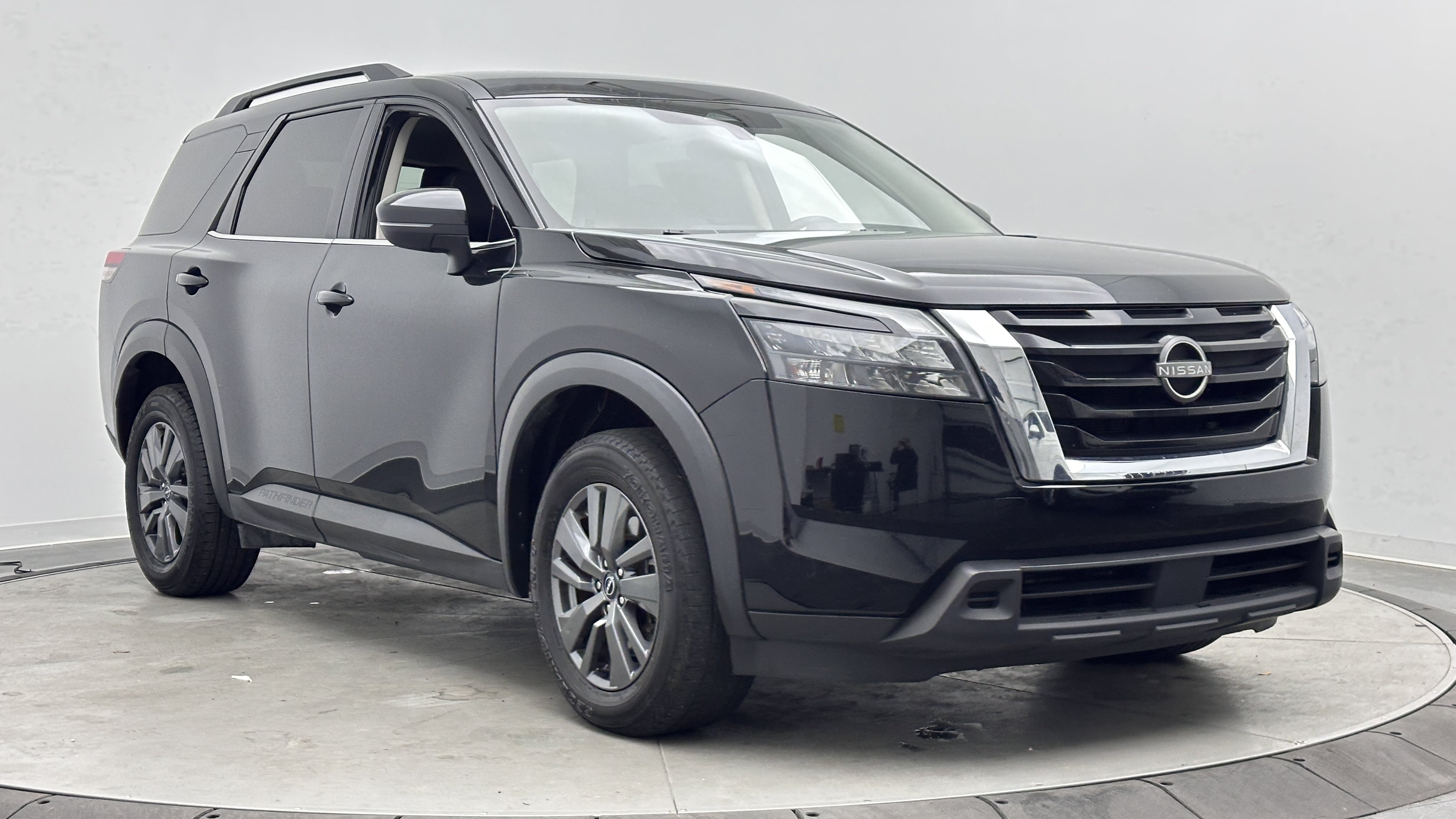 Used 2023 Nissan Pathfinder SV FWD image 3