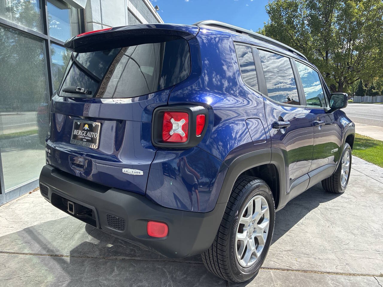 Used 2018 Jeep Renegade Latitude w/ Cold Weather Group AWD/4WD image 5