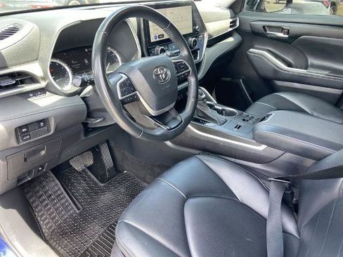 Used 2023 Toyota Highlander XLE FWD image 6