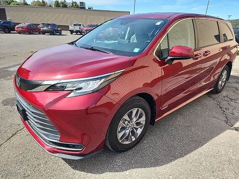 Used 2021 Toyota Sienna LE image 4
