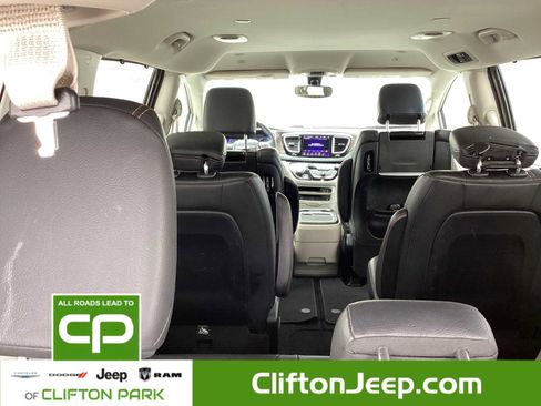 Certified 2018 Chrysler Pacifica Touring-L Plus image 10