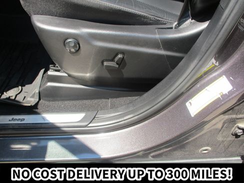 Used 2020 Jeep Grand Cherokee Laredo AWD/4WD image 21