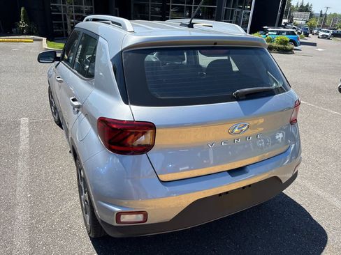 Used 2025 Hyundai Venue SEL FWD image 3
