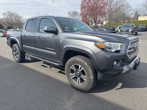 Used 2016 Toyota Tacoma TRD Sport w/ Towing Package image 4