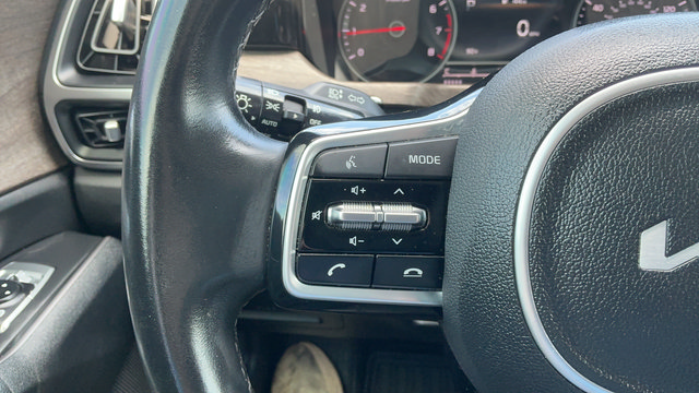 Used 2022 Kia Sorento EX w/ Panoramic Sunroof Package FWD image 12