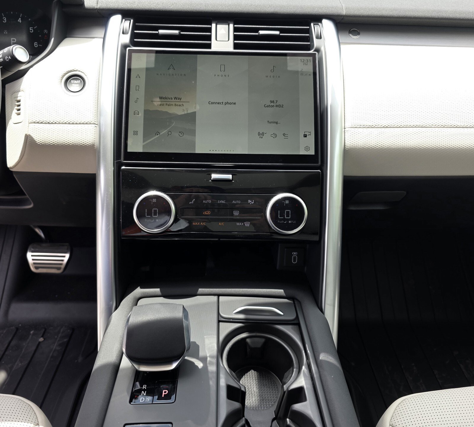 Used 2026 Land Rover Discovery Dynamic SE AWD/4WD image 16