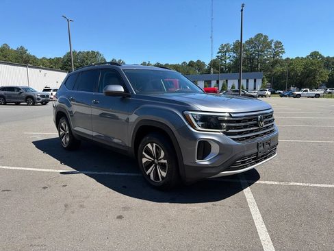 Used 2025 Volkswagen Atlas SE AWD/4WD image 4
