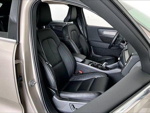 Used 2023 Volvo XC40 B5 Plus w/ Protection Package Premier AWD/4WD image 8