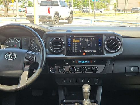 Used 2017 Toyota Tacoma TRD Off-Road AWD/4WD image 14