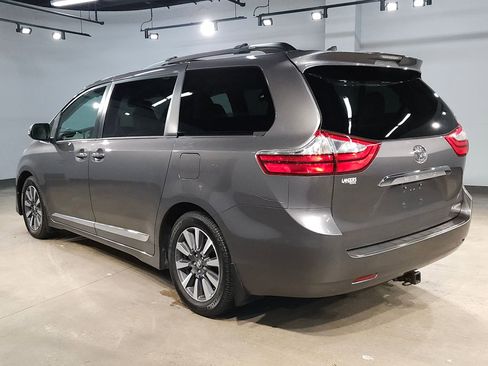Used 2018 Toyota Sienna Limited image 5