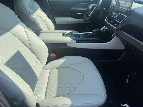 Used 2025 Toyota Grand Highlander AWD image 20