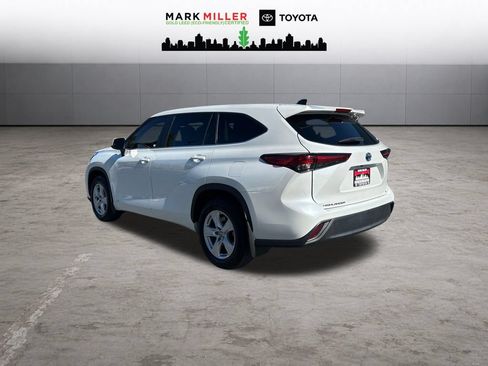 Used 2023 Toyota Highlander LE AWD/4WD image 2