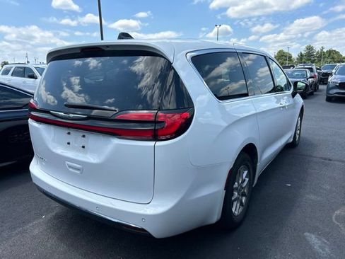 Used 2025 Chrysler Pacifica Select FWD image 3