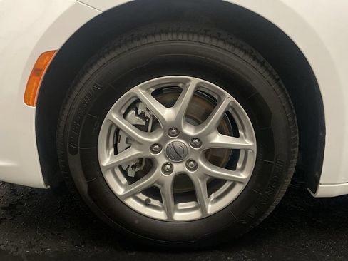 Used 2024 Chrysler Pacifica Touring-L FWD image 25