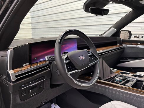 Used 2025 Cadillac Escalade Sport Platinum image 10