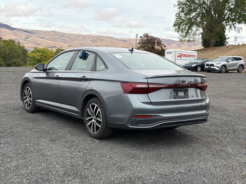 Used 2025 Volkswagen Jetta SE FWD image 6