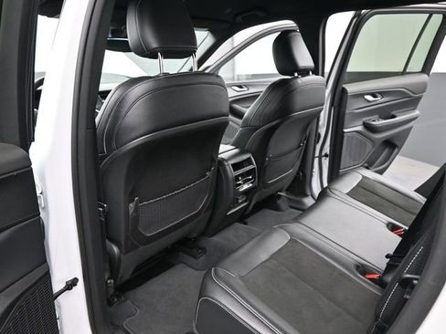 Used 2023 Jeep Grand Cherokee Altitude image 13