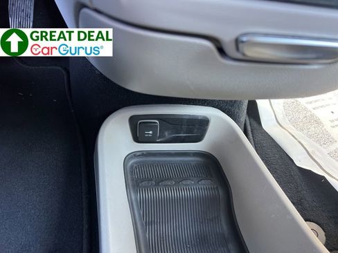 Used 2022 Chrysler Pacifica Touring-L w/ Uconnect Theater Family Group FWD image 36