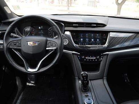 Certified 2024 Cadillac XT6 Premium Luxury FWD image 9