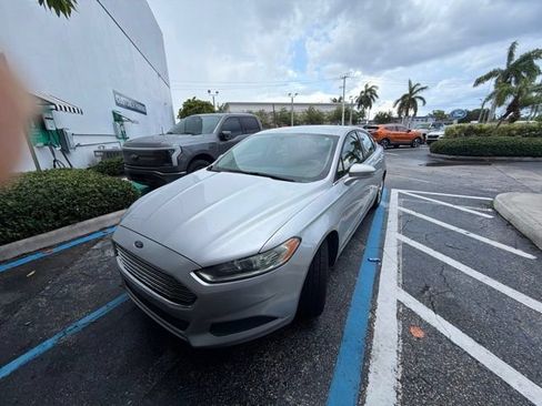 Used 2016 Ford Fusion SE FWD image 2