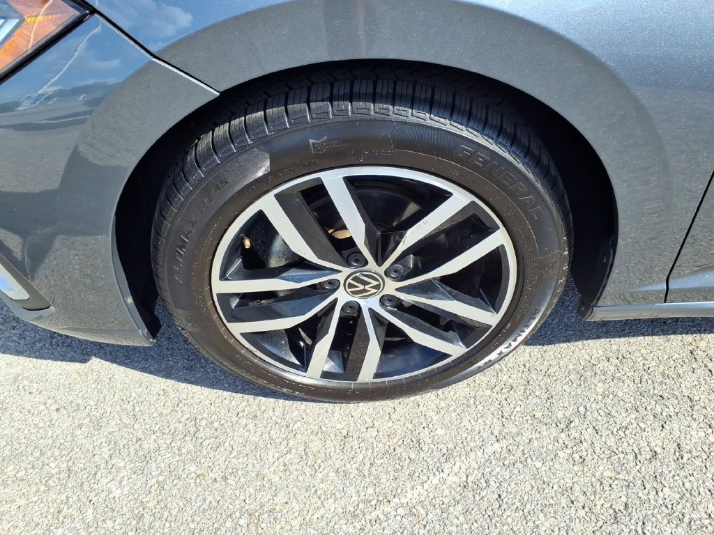 Used 2025 Volkswagen Jetta SE FWD image 9