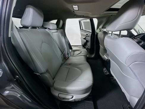 Used 2023 Toyota Highlander Limited FWD image 11