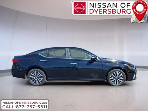 Used 2025 Nissan Altima 2.5 SV FWD image 2