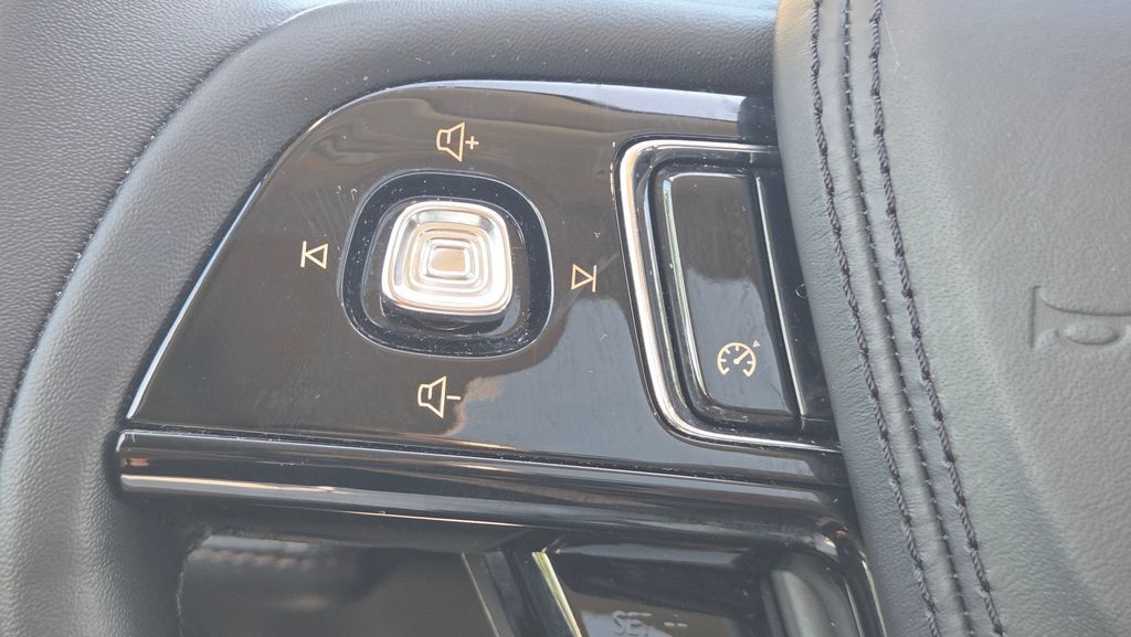 Used 2023 Lincoln Aviator AWD w/ Premium Package image 28