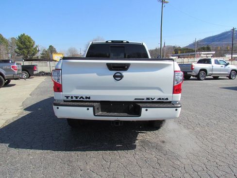 Used 2018 Nissan Titan SV w/ SV Convenience Package image 6