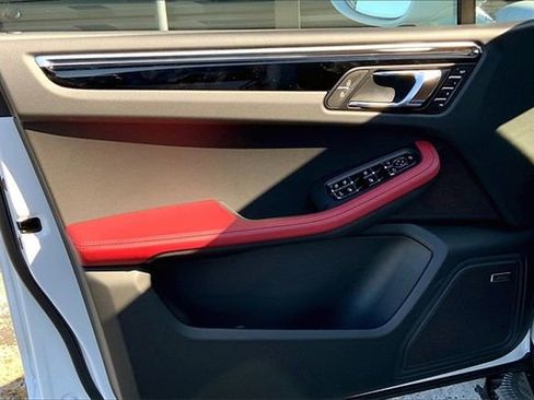 Certified 2026 Porsche Macan image 27