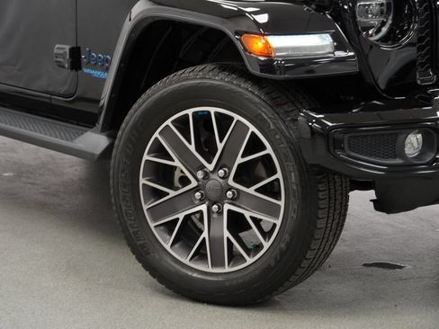 Used 2022 Jeep Wrangler Unlimited Sahara AWD/4WD image 4