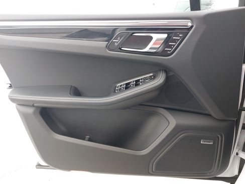 Certified 2025 Porsche Macan S AWD/4WD image 29