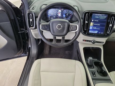 Used 2020 Volvo XC40 T5 Momentum w/ Protection Package Premier AWD/4WD image 17