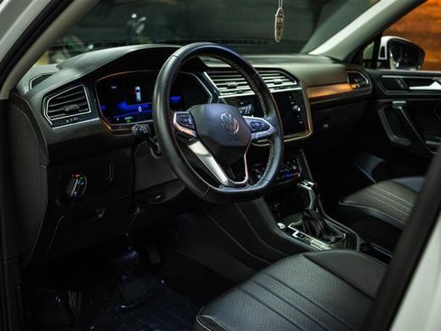 Used 2022 Volkswagen Tiguan SE image 9