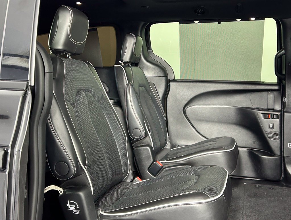 Used 2025 Chrysler Pacifica Limited FWD image 12